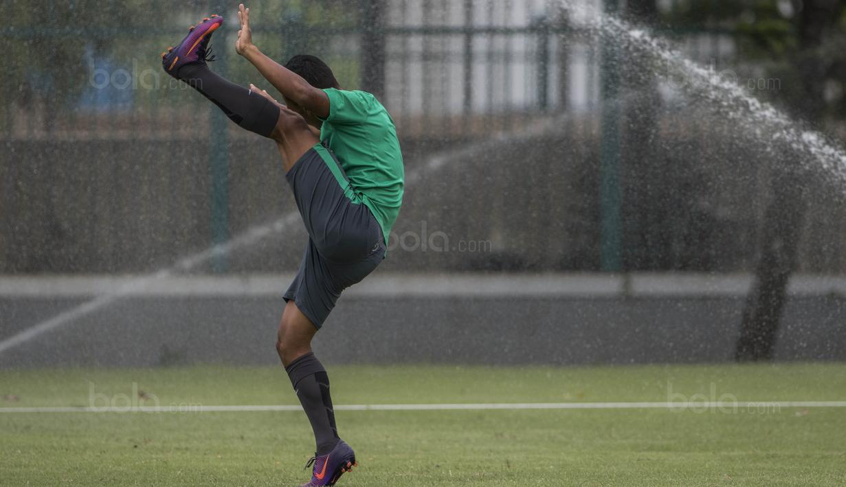 Gelandang Timnas Indonesia, Irfan Jaya, melakukan pemanasan saat latihan di Lapangan ABC Senayan, Jakarta, Jumat (19/1/2018). Pemusatan latihan ini dilakukan jelang Asian Games 2018. (Bola.com/Vitalis Yogi Trisna)