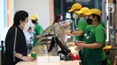 Pengunjung memesan makanan di restoran Subway di arae Lippo Village Karawaci, Tangerang, Senin (29/11/2021). Jaringan restoran Subway yang dikelola oleh PT Map Boga Adiperkasa Tbk akan beroperasi setiap hari di Citiwalk Elvee dengan konsep F&B outdoor. (Liputan6.com/Fery Pradolo)