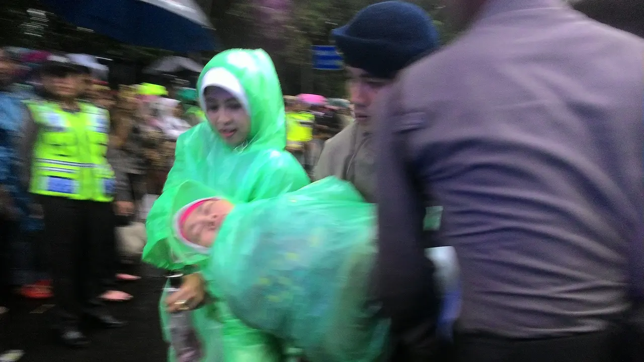 Seorang warga tumbang menunggu Raja Salman