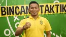Pelatih Celebes FC, Rudy Eka, berpose usai menghadiri acara diskusi Bincang Taktik di Kantor Bola.com, Jakarta, Rabu (16/11/2016). (Bola.com/Vitalis Yogi Trisna)