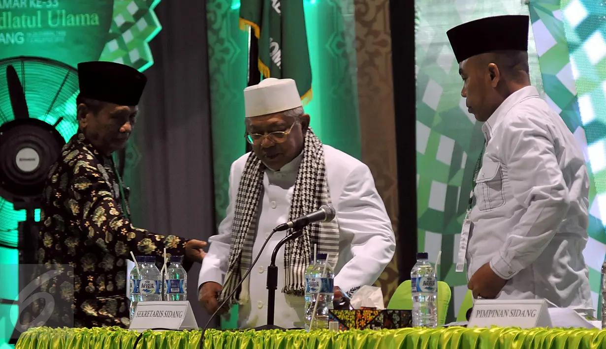 KH Ma'ruf Amin (tengah) terpilih sebagai ketua Rais Am PBNU menggantikan Mustoffa Bisri (Gus Mus) pada Muktamar NU ke - 33, di Jombang, Jawa Timur, Kamis (6/8/2015). (Liputan6.com/Johan Tallo)