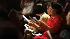 Jemaat mengikuti misa Natal di Gereja Katedral, Jakarta, Kamis (25/12/2014). (Liputan6.com/Faizal Fanani)