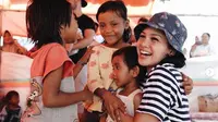 Penyanyi Andien berusaha menghibur anak-anak korban gempa Lombok (Dok. Instagram/@andienaisyah/https://www.instagram.com/andienaisyah/?hl=en/Komarudin)
