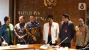 Ketua MPR Bambang Soesatyo (ketiga kiri) beserta jajarannya saat menggelar pertemuan dengan Kepala BPIP Yudian Wahyudi (ketiga kanan) beserta jajarannya di Ruang Ketua MPR, Kompleks Parlemen, Jakarta, Selasa (10/3/2020).  (Liputan6.com/Johan Tallo)