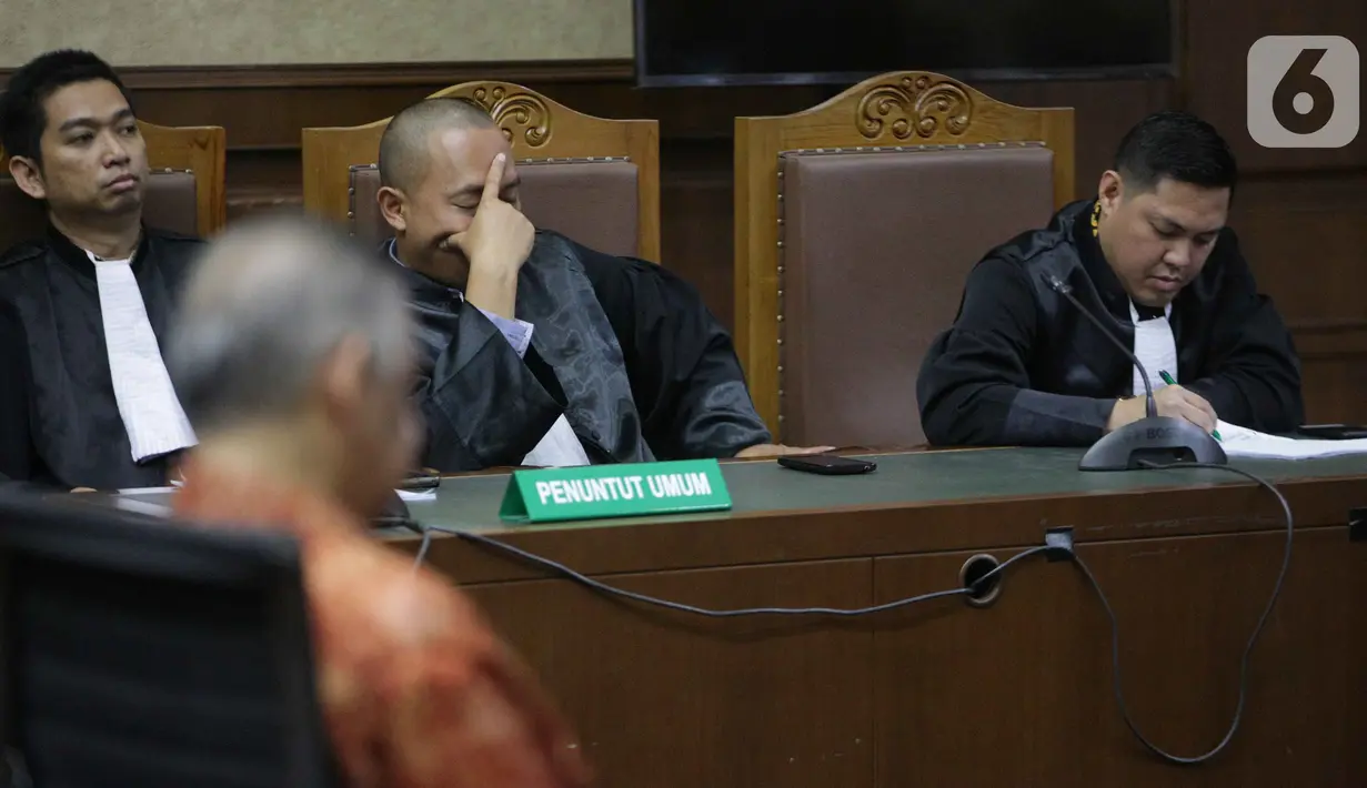 Ekspresi jaksa penuntut umum (JPU) saat sidang pembacaan putusan kasus dugaan suap proyek PLTU Riau-1 dengan terdakwa Sofyan Basir di Pengadilan Tipikor, Jakarta, Senin (4/11/2019). Mantan Direktur Utama PT PLN tersebut divonis bebas oleh majelis hakim. (Liputan6.com/Faizal Fanani)