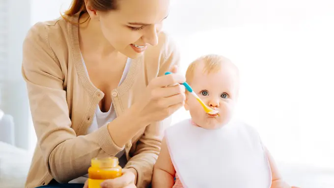 Bayi Diberi MPASI (YAKOBCHUK VIACHESLAV/Shutterstock)