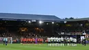 Para pemain Luton Town dan Liverpool melakukan hening cipta memperingati Remembrance Day sebelum dimulainya laga pekan ke-11 Liga Inggris 2023/2024 di Kenilworth Road Stadium, London, Minggu (5/11/2023) malam WIB. (AFP/Justin Tallis)