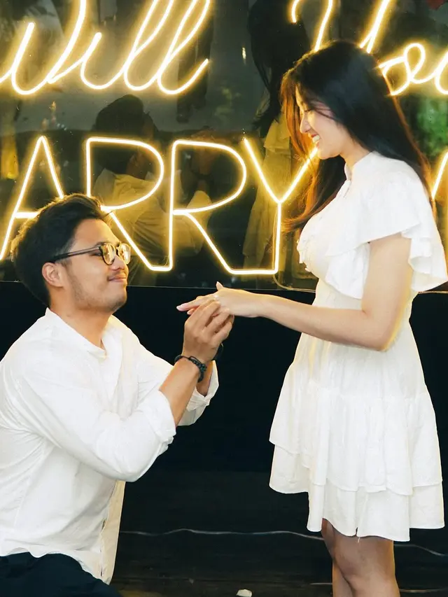 6 Potret Romantis Ochi Rosdiana Dilamar Kekasih, Pamer Cincin di Jari Manis