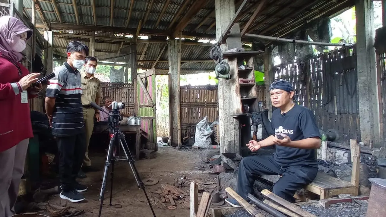 Jejak Mataram Islam di Gumelem, Banjarnegara salah satunya tampak dari keberadaan pandai besi bedama. (Foto: Liputan6.com/Heni Purwono)