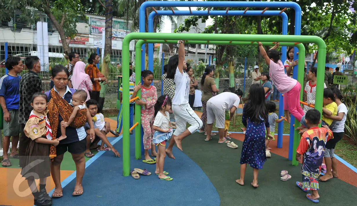 Warga tampak bermain di area Ruang Publik Terbuka Ramah Anak (RPTRA) Krendang kawasan Tambora, Jakarta, Rabu (3/2). RPTRA Krendang ini menjadi taman bermain pertama di Kawasan padat penduduk Tambora. (Liputan6.com/Gempur M Surya)