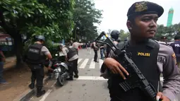 Para petugas menjaga ketat TKP terjadinya teror di Cikokol, Tangerang, Banten, Kamis (20/10). Petugas kepolisian berhasil menemukan barang yang diduga bom pipa serta senjata tajam. (Liputan6.com/Stringer)
