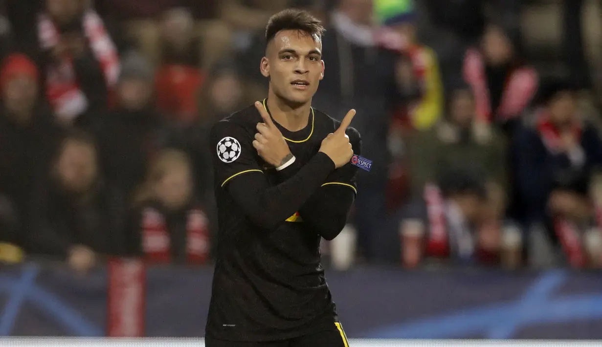 Penyerang Inter Milan, Lautaro Martinez berselebrasi usai mencetak gol pembuka ke gawang Slavia Praha pada pertandingan Grup F Liga Champions di stadion Sinobo di Praha, Republik Ceko (27/11/2019). Inter Milan menang 3-1 atas Slavia Praha. (AP Photo/Petr David Josek)