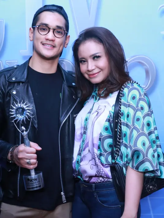 Belum juga mengungkap hubungan mereka yang sebenarnya, Rossa mengatakan bahwa keduanya seringkali mewakili saat mereka mendapat penghargaan seperti itu. (Adrian Putra/Bintang.com)