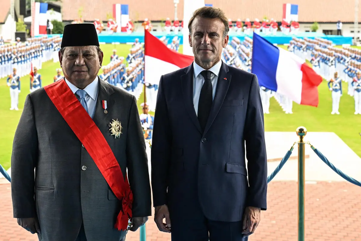 Momen Presiden Prabowo Subianto Terima Grand Croix de la Légion d’Honneur dari Emmanuel Macron