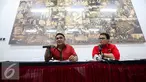 Ketua DPP PDIP Andreas Hugo Perreira (kiri) memberikan keterangan kepada awak media terkait peringatan HUT ke-44 Partai PDI Perjuangan di Gedung DPP PDIP, Jakarta, Senin (9/1). (Liputan6.com/Faizal Fanani)