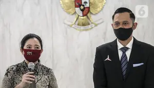 Ketua DPR Puan Maharani (kiri) menyampaikan sambutan saat menerima kunjungan Ketua Umum Partai Demokrat Agus Harimurti Yudhoyono di Gedung DPR RI, Jakarta, Kamis (6/8/2020). Pertemuan membahas krisis COVID-19 sektor ekonomi dan kesehatan hingga koalisi Pilkada 2020. (Liputan6.com/Johan Tallo)