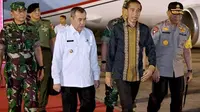 Presiden Joko Widodo didampingi Gubernur Riau Syamsuar ketika mendarat di Pekanbaru untuk memantau Karhutla dan kabut asap. (Liputan6.com/Istimewa/M Syukur)