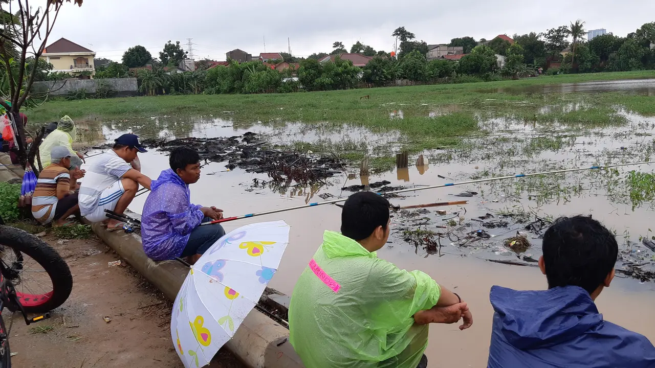 Warga Bekasi Asyik Memancing Ikan