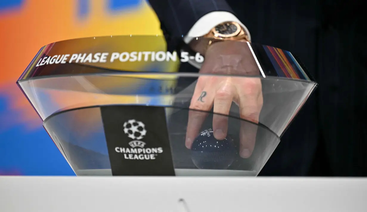 Untuk diketahui, pertandingan leg pertama babak 16 besar Liga Champions 2025/2026 dijadwalkan pada 10–11 Maret 2026, diikuti leg kedua pada 17–18 Maret 2026. Tampak dalam foto, Duta Yayasan UEFA untuk Anak-Anak yang juga mantan gelandang Sevilla, Ivan Rakitic, mengambil bola undian selama pengundian babak 16 besar, perempat final, dan semifinal Liga Champions 2025/2026 di House of European Football di Nyon, Swiss, Jumat (27/2/2026). (Harold CUNNINGHAM/AFP)
