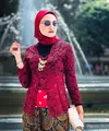 Zee Zee Shahab memamerkan gayanya pakai kebaya brokat klasik berwarna merah. Padu padan inner hitam, korset jumputan merah, kain batik sebagai rok, dan hijab merah polos menambah kesan keren pada keseluruhan penampilan Zee Zee Shahab di sini. [Foto: Instagram/zeezeeshahab]