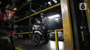 Pelanggan bersiap memarkirkan kendaraanya di Soul Parking, Kebon Kacang, Jakarta, Senin (24/1/2022). Tempat parkir vertikal tersebut bisa menyimpan lebih banyak motor di atas lahan sempit. (Liputan6.com/Faizal Fanani)