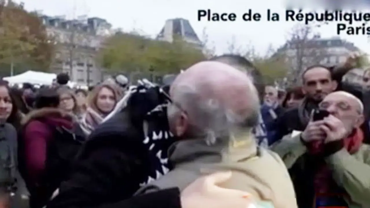 Pasca-Teror Paris, Pria Ini Gelar Aksi Peluk Muslim
