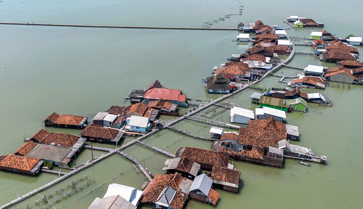 Pemandangan udara menunjukkan rumah-rumah yang sebagian terendam air laut akibat banjir pasang surut di sepanjang pantai selatan Laut Jawa di desa Timbulsloko, Demak, Jawa Tengah pada Sabtu 18 April 2026. Desa Timbulsloko di Sayung, Demak, Jawa Tengah kembali terendam banjir rob (pasang surut) ekstrem. (DEVI RAHMAN/AFP)