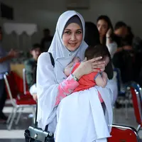 Dina Lorenza bersama anaknya pada acara halal bihalal 'Tukang Bubur Naik Haji' di bilangan Cibubur, Jakarta Timur, Selasa (4/8/2015). (Deki Prayoga/Bintang.com)