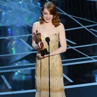 Emma Stone kembali berhasil membuktikan kepiawaiannya berakting lewat penghargaan yang diterimanya di Oscar 2017. Menang sebagai Best  Actress, Emma pun menyampakian kalimat manis untuk seseorang. (AFP/Bintang.com)