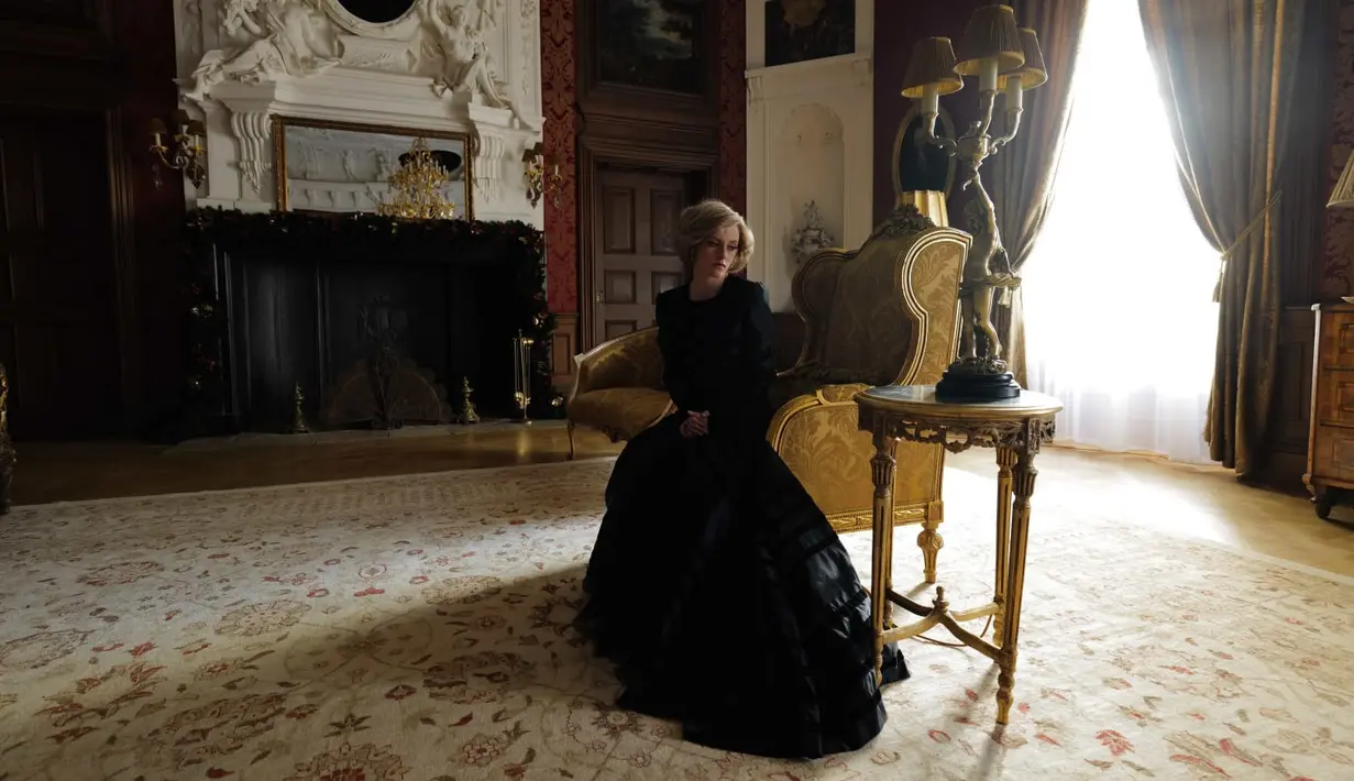 Kristen Stewart mengenakan pakaian dan perhiasan dari Chanel, khususnya gaun malam organza krem yang dihiasi dengan emas dan perak berbentuk bulat, manik-manik oval, look 82 dari koleksi Haute Couture SS 1988. Foto: Document/Chanel.