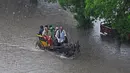 Curah hujan 291 milimeter yang dahsyat dalam lebih dari sembilan jam mengejutkan semua orang, mengubah Kota Lahore menjadi danau yang luas.