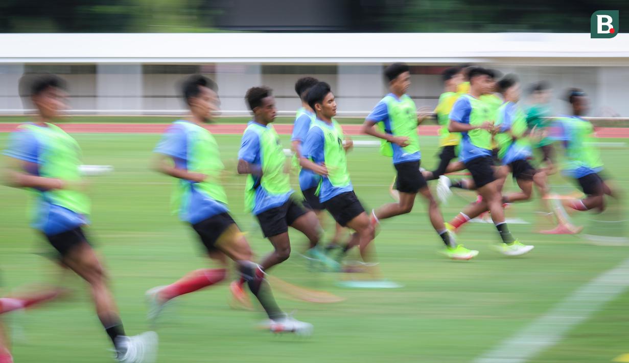 Seperti diketahui beep test merupakan metode latihan untuk mengukur penyerapan maksimum oksigen dalam tubuh (VO2 max) dan kebugaran kardiovaskuler. Jadi, tak sedikit pemain yang terlihat kewalahan menghadapi latihan ini. (Bola.com/Bagaskara Lazuardi)
