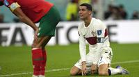 Ekspresi kecewa pemain Timnas Portugal, Cristiano Ronaldo usai gagal memanfaatkan peluang di depan gawang Timnas Maroko dalam laga babak perempatfinal Piala Dunia 2022 di Al Thumama Stadium, Doha, Qatar, Sabtu (10/12/2022) malam WIB. (AP/Martin Meissner)