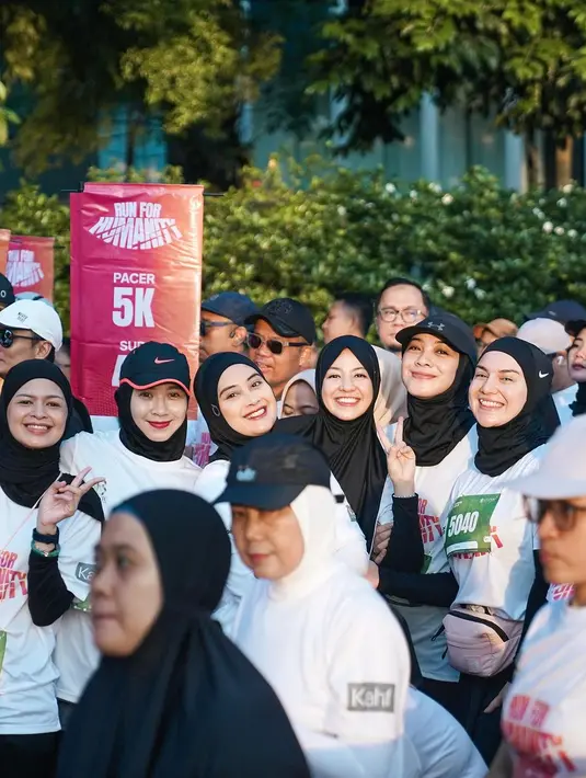 Tampak beberapa selebriti juga ikut dalam acara tersebut diantaranya, Natasha Rizky, Dian Ayu, Dhini Aminarti-Dimas Seto. Di kolom komentar, banyak teman selebriti dan warganet mendukung Irish Bella. [Instagram/_irishbella_]