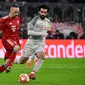 Franck Ribery mencoba melewati Mohammed Salah pada leg kedua, babak 16 besar Liga Champions yang berlangsung di Stadion Allianz Arena, Munchen, Kamis (14/3). Liverpool menang 3-1. (AFP/Peter Knefel)