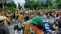 Ratusan civitas akademi STKW (Sekolah Tinggi Kesenian Wilwatikta) Surabaya demo. (Dian Kurniawan/Liputan6.com)