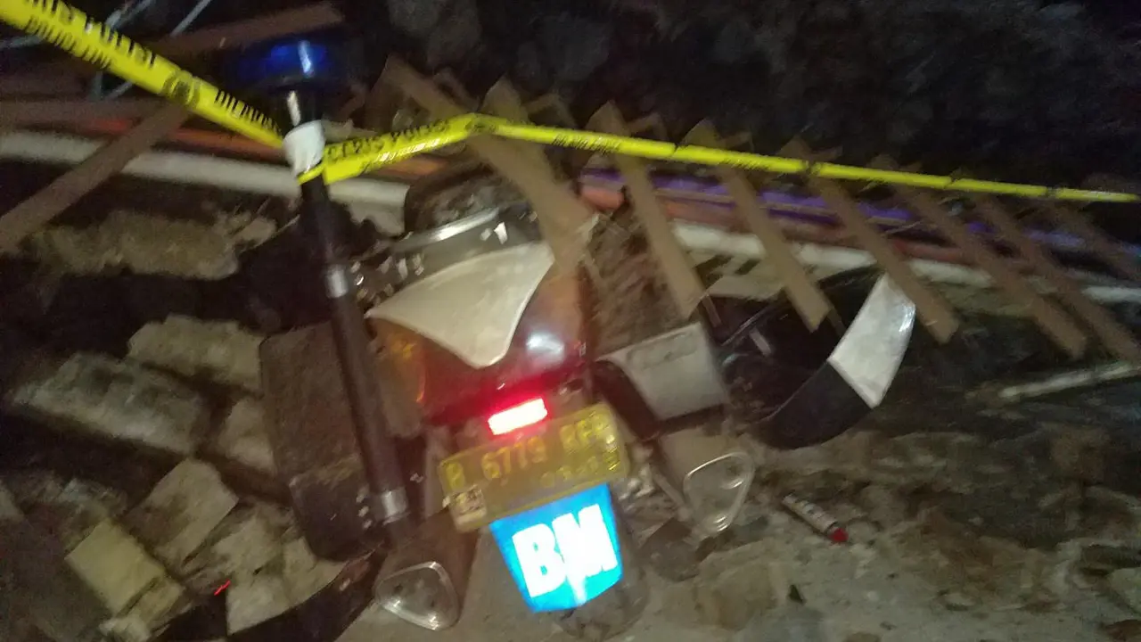 Tembok ambruk menimpa motor