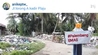 Ia mencela Pemkot Palembang dengan mengunggah foto berlatar tumpukan sampah. (istimewa)