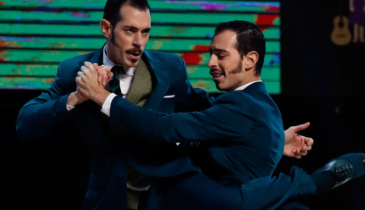 Nicolas dan Germán Filipeli tampil dalam putaran final kategori Stage di Tango Dance World Championship 2019 di Buenos Aires, Argentina, Rabu (21/8/2019). Tango Dance World Championship 2019 diikuti penari berusia 18 hingga 99 tahun. (AP Photo/Natacha Pisarenko)