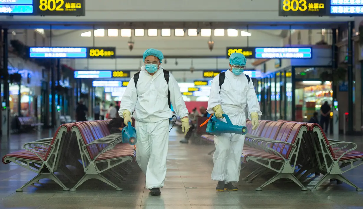 Para staf mendisinfeksi ruang tunggu Stasiun Kereta Api Beijing, China (18/6/2020). Menyusul peningkatan tanggap darurat COVID-19 dari Level III ke Level II di Beijing, Stasiun Kereta Api Beijing melakukan langkah-langkah ketat untuk mengendalikan penyebaran COVID-19. (Xinhua/Chen Zhonghao)