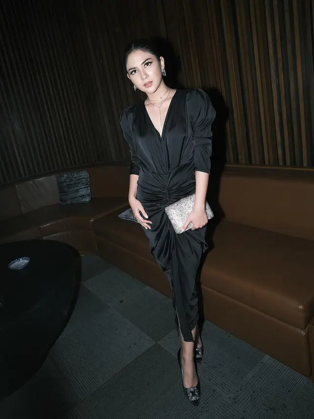 Sandrinna Michelle hingga Raisa Andriana, 10 Gaya Artis Pakai Dress Hitam yang Bisa Jadi Inspirasi