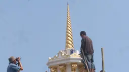 Pekerja mengecat kembali Tugu ,Yogakarta, Rabu (29/6). Pengerjaan renovasi dilakukan untuk memperindah monumen yang menjadi ikon kota Yogyakarta. (Liputan6.com/Boy Harjanto)