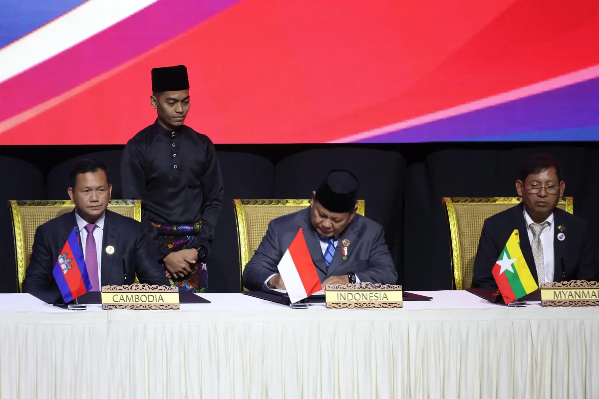 Presiden Prabowo Subianto bersama para kepala negara dan pemerintahan ASEAN menandatangani Deklarasi Kuala Lumpur
