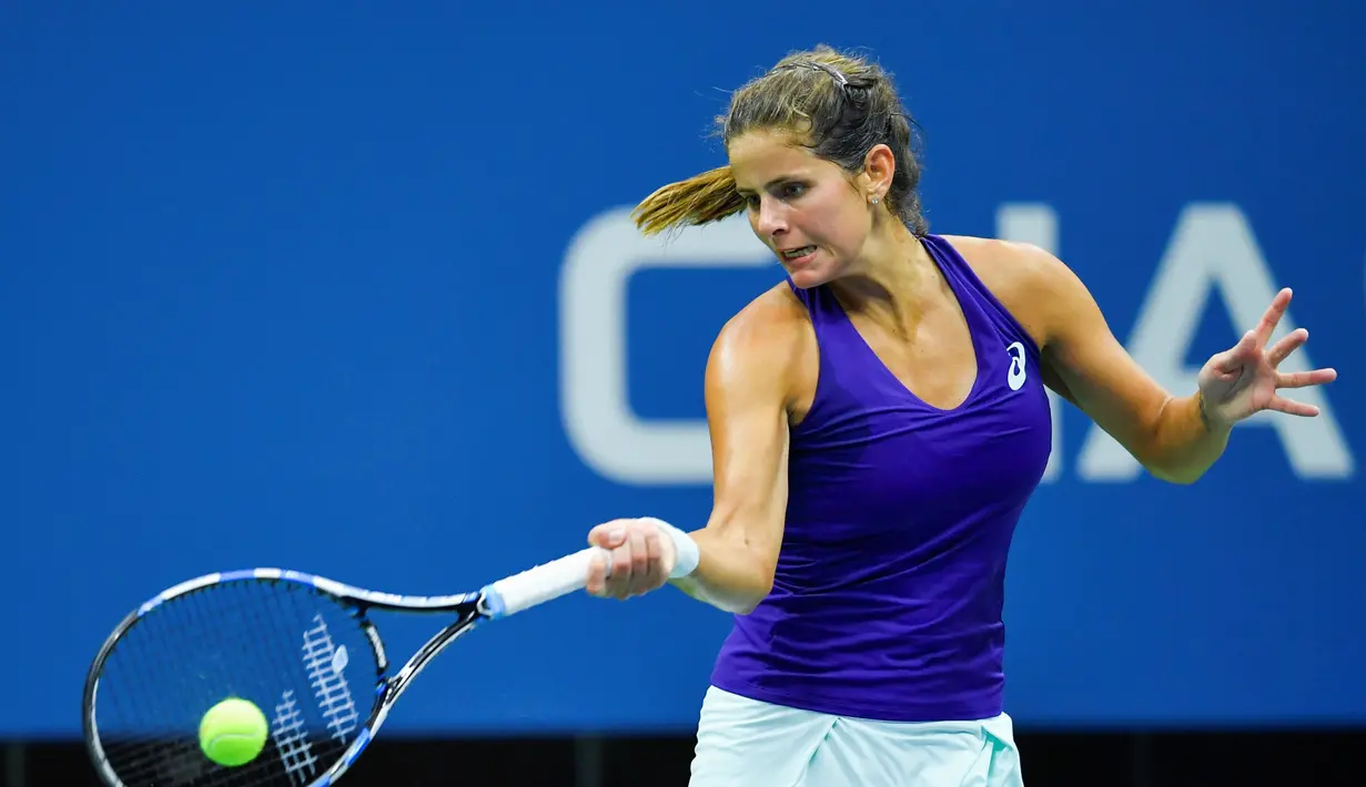  Julia Goerges terpaksa harus angkat koper lebih awal setelah kalah dari Venus Williams di babak pertama AS Terbuka 2016 di USTA Billie Jean King National Tennis Center, New York, AS, (1/9/2016). (AFP/Eduardo Munoz Alvarez)