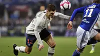 Gelandang Paris Saint Germain (PSG), Thomas Meunier, menyundul bola saat melawan RC Strasbourg pada laga Liga 1 Prancis di Stadion Stade de la Meinau, Rabu (5/12). Kedua tim bermain imbang 1-1. (AP/Jean-Francois Badias)