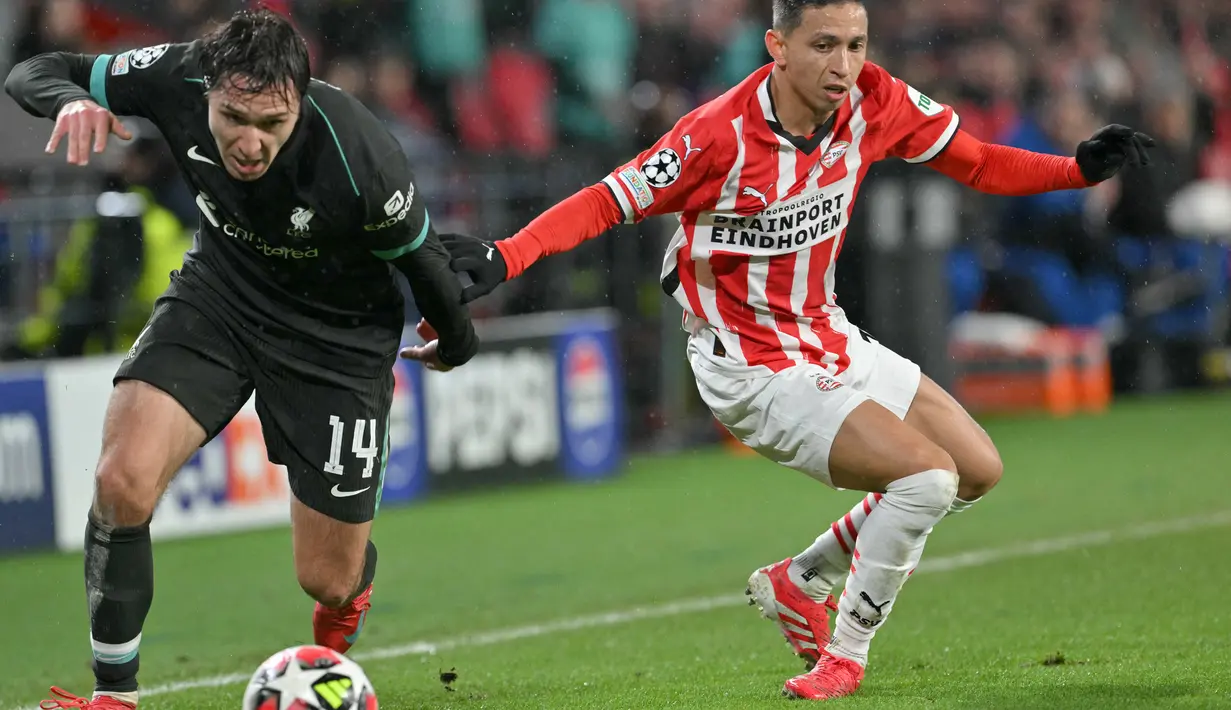 Di babak kedua, laga kedua tim berlangsung ketat dan sengit. Namun hingga akhir pertandingan skor tidak berubah. PSV Eindhoven menang 3-2 atas Liverpool. (NICOLAS TUCAT/AFP)