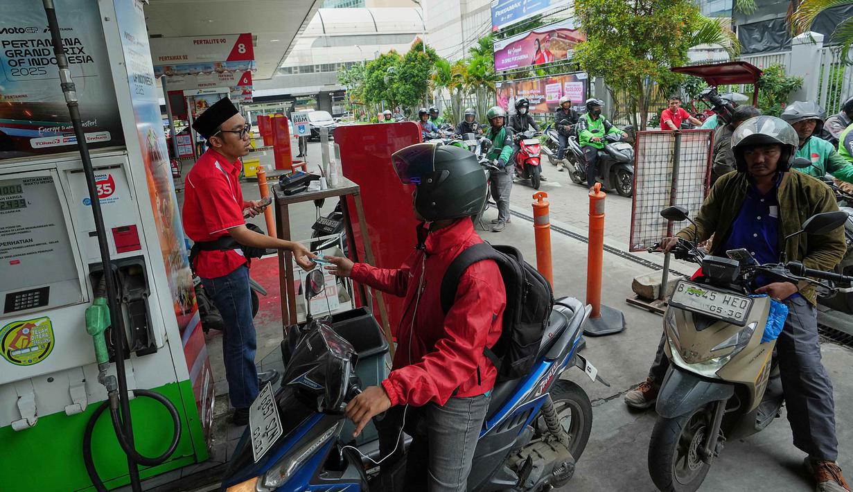 Sebagai net importer energi, kondisi ini berpotensi mendorong penyesuaian harga bahan bakar minyak (BBM) domestik. Tampak dalam foto, orang-orang mengantre untuk mengisi bahan bakar sepeda motor mereka di sebuah Stasiun Pengisian Bahan Bakar Umum (SPBU) di Jakarta, Selasa 3 Maret 2026. (AP Photo/Achmad Ibrahim)