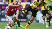 Franck Ribery (kiri) saat tampil membela Bayern Muenchen lawan Borussia Dortmund (CHRISTOF STACHE / AFP)