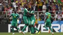 Para pemain Senegal melakukan selebrasi usai mencetak gol ke gawang Polandia pada laga Piala Dunia di Stadion Spartak, Selasa (19/6/2018). Senegal menang 2-1 atas Polandia. (AP/Eduardo Verdugo)