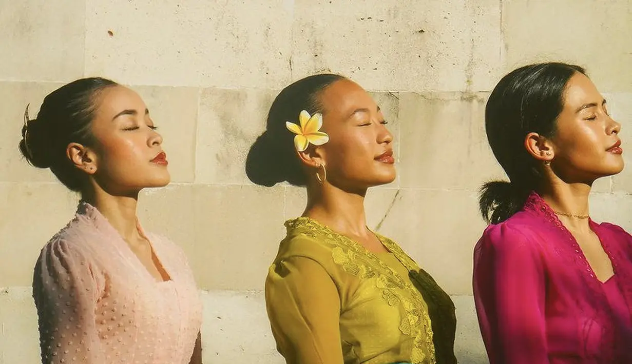 Maudy melengkapi penampilannya dengan aksesori kalung model choker dan anting-antingnya.[@maudyayunda]